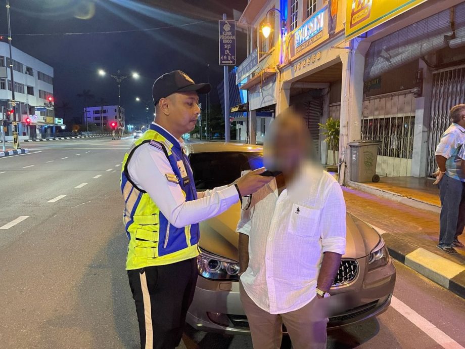 銮警展开醉酒行动 开8罚单捕4人