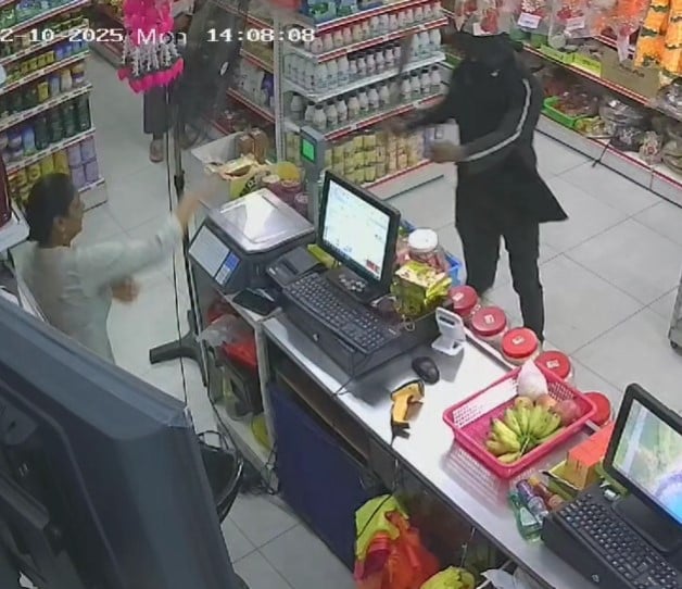 (已签发)版2头/大都会/蒙面匪手持巴冷刀打抢女顾客和店主