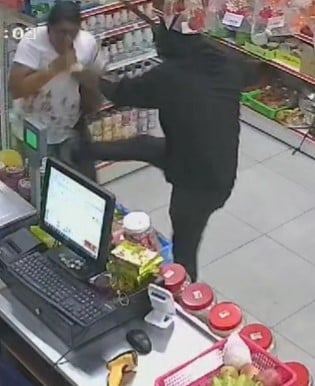 (已签发)版2头/大都会/蒙面匪手持巴冷刀打抢女顾客和店主