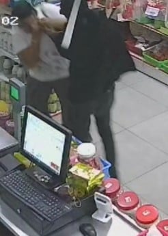 (已签发)版2头/大都会/蒙面匪手持巴冷刀打抢女顾客和店主