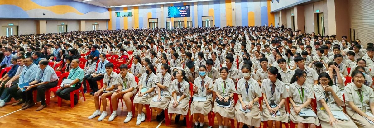 （早报头）大都会：（主文）滨华中学、拉曼大学、坤成中学签署“新兴科技与人工智能”课程合约，滨中AI实验室”推介礼
