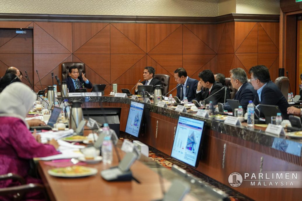 朝野国会议员出席汇报会.Khazanah和EPF汇报机场控股交易