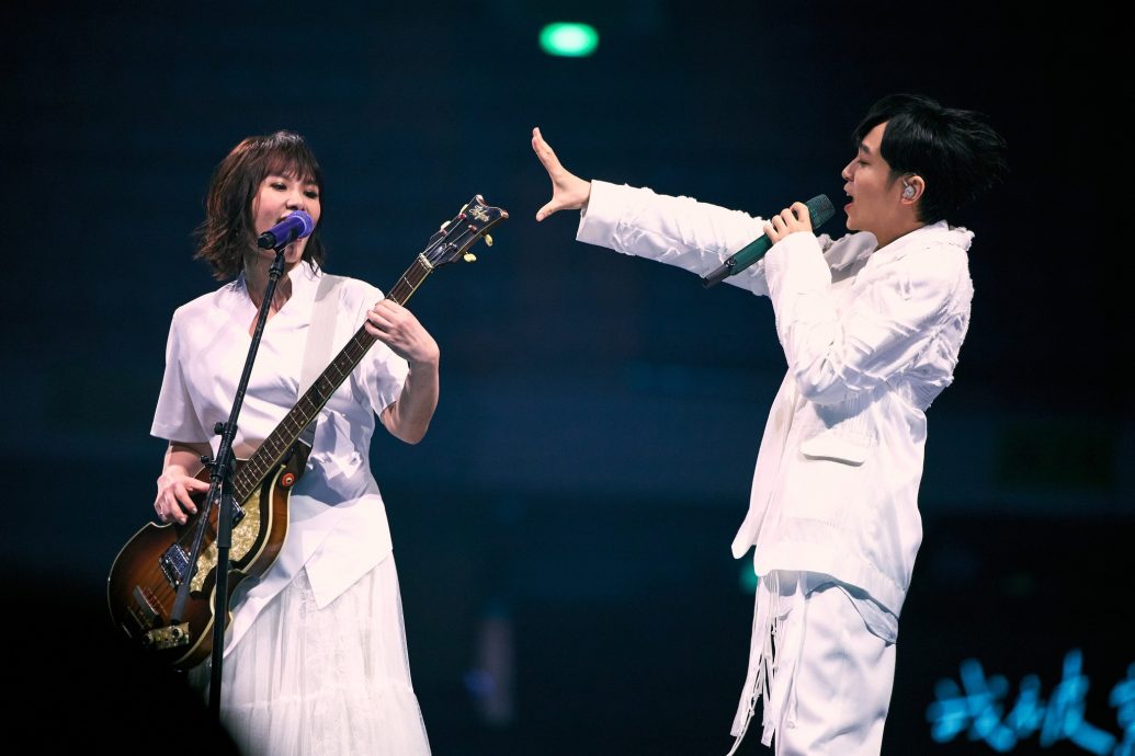 S.H.E合体示爱苏打绿 青峰大破音自亏“告别歌坛”