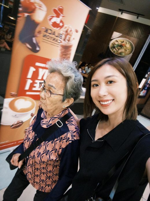 Yuriko带阿嬷看《关你茶室》 画面温馨引热议