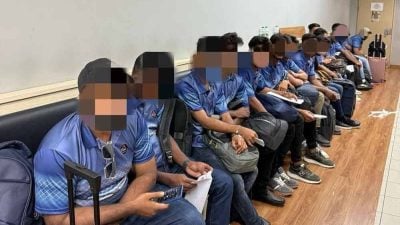 扮板球员图入境    15孟男机场被捕