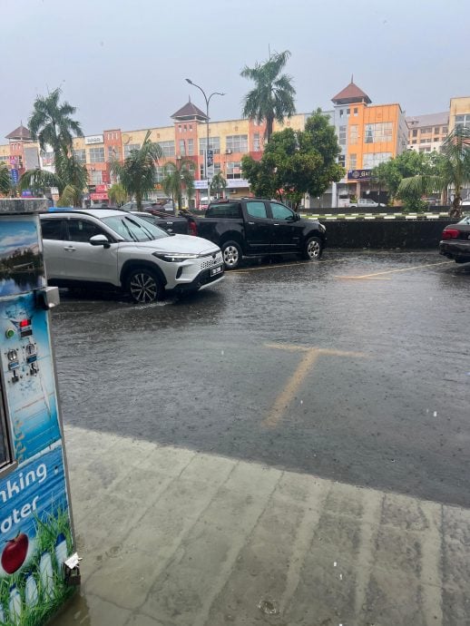 2小时豪雨 班达马兰南区等地 闪电水灾