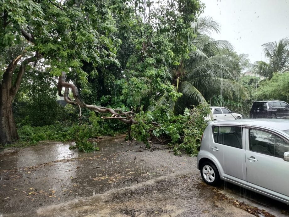 2小时豪雨 班达马兰南区等地 闪电水灾