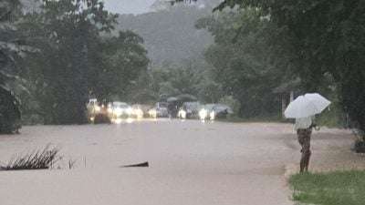 沙巴多地暴雨成灾 多条道路交通中断