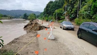 激流冲毁保佛电力公司通往甘榜巴厘巴达道路 仅剩半边通行