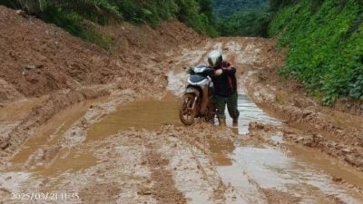 根地咬土崩 困 200人 急需外界物资援助