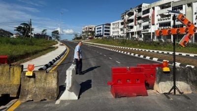 阿都拉欣路通广利银行路 . 黄鸿圣：在装路灯开通在即