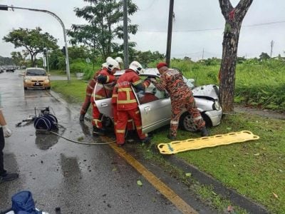 轿车失控撞树 . 六旬男困车内