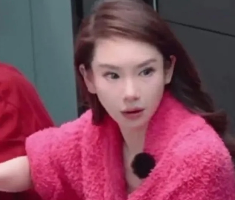 “眼睛吊起来”被疑修脸 戚薇坦率回应反圈粉