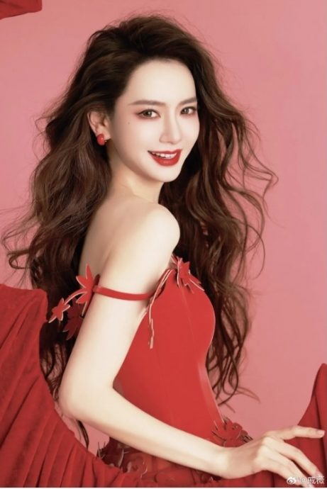 “眼睛吊起来”被疑修脸 戚薇坦率回应反圈粉