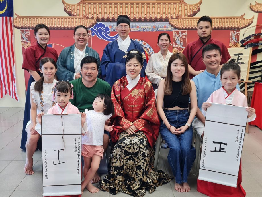 《华夏入学礼圆满举行 文化传承薪火相传》