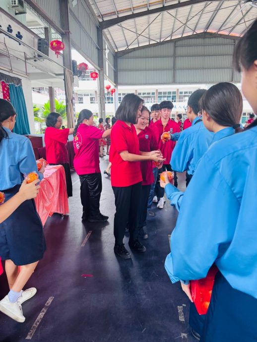 上网/NS 年轻人/马口启文中学欢送颜薛玲与陈凤玲