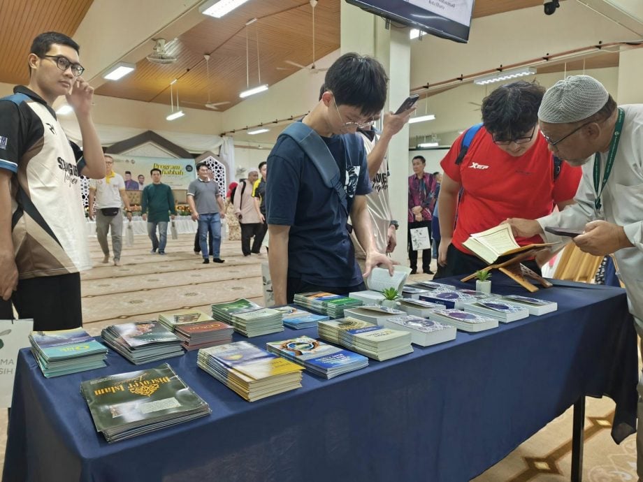 东头：哥市百年扎米穆哈玛迪清真寺（Masjid Jamek Muhammadi）举办斋戒月亲善活动（Program Mahabbah），邀请华社团体代表到清真寺开斋，通过跨种族的交流活动，让非穆斯林对斋戒的意义有更深层的认识。