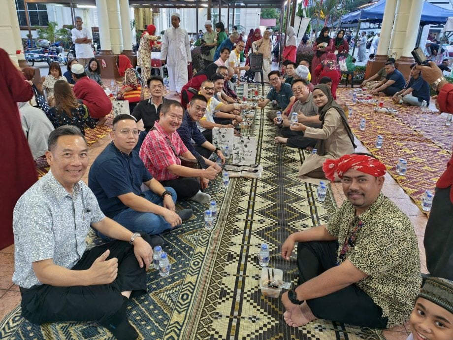 东头：哥市百年扎米穆哈玛迪清真寺（Masjid Jamek Muhammadi）举办斋戒月亲善活动（Program Mahabbah），邀请华社团体代表到清真寺开斋，通过跨种族的交流活动，让非穆斯林对斋戒的意义有更深层的认识。