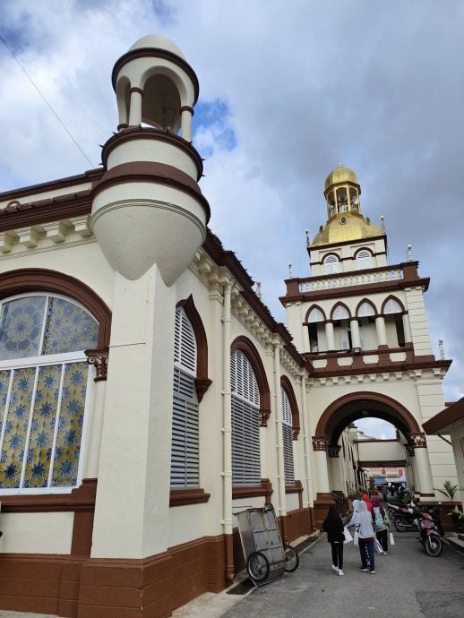 东头：哥市百年扎米穆哈玛迪清真寺（Masjid Jamek Muhammadi）举办斋戒月亲善活动（Program Mahabbah），邀请华社团体代表到清真寺开斋，通过跨种族的交流活动，让非穆斯林对斋戒的意义有更深层的认识。