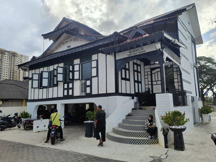 东头：哥市百年扎米穆哈玛迪清真寺（Masjid Jamek Muhammadi）举办斋戒月亲善活动（Program Mahabbah），邀请华社团体代表到清真寺开斋，通过跨种族的交流活动，让非穆斯林对斋戒的意义有更深层的认识。