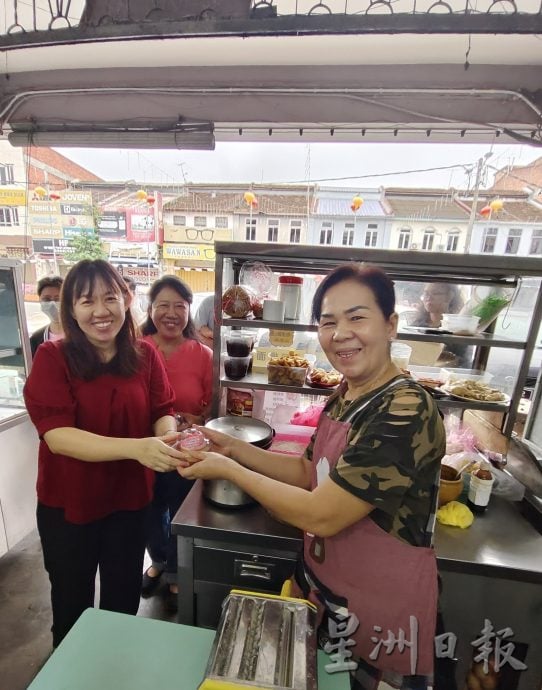 东：妇女节梁耀雯与团队上街送花和小蛋糕