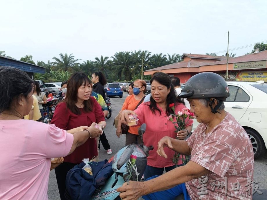 东：妇女节梁耀雯与团队上街送花和小蛋糕