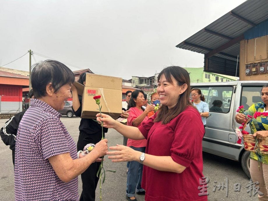 东：妇女节梁耀雯与团队上街送花和小蛋糕