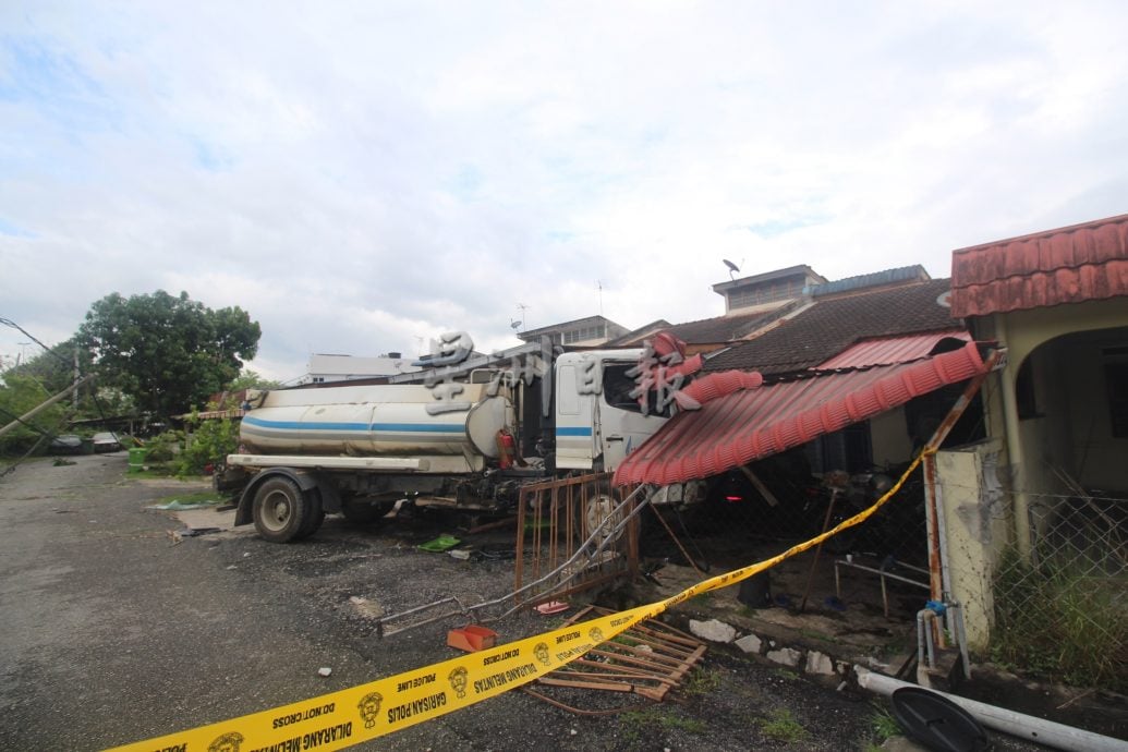 东：（视频）水槽车飞撞两间排屋，撞断2电线柱及撞毁3辆轿车