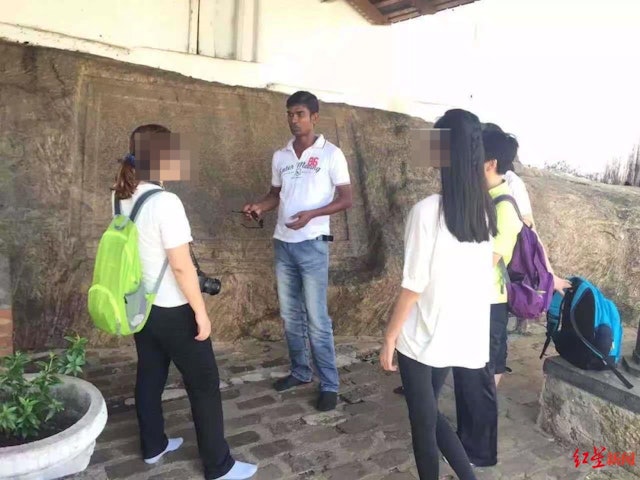 中国女游客斯里兰卡火车上探身 头撞隧道堕轨重伤危殆