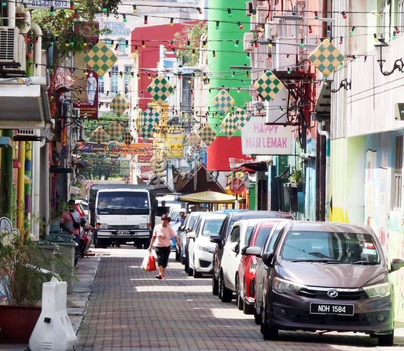 为减少商民乱丢垃圾破坏市容，芙蓉市区300多名商家近期获派新垃圾桶