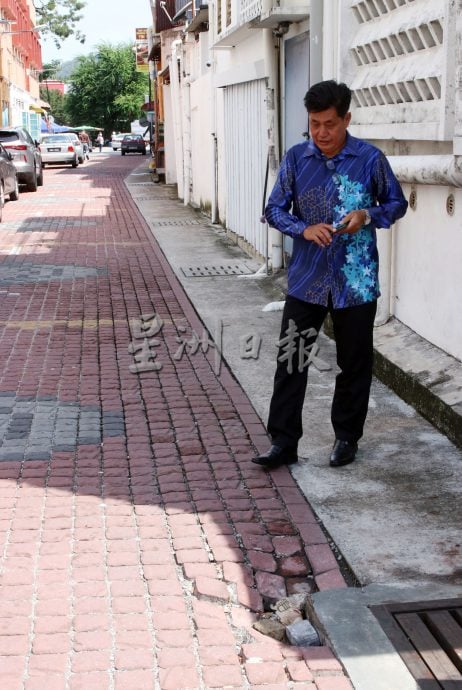 为减少商民乱丢垃圾破坏市容，芙蓉市区300多名商家近期获派新垃圾桶