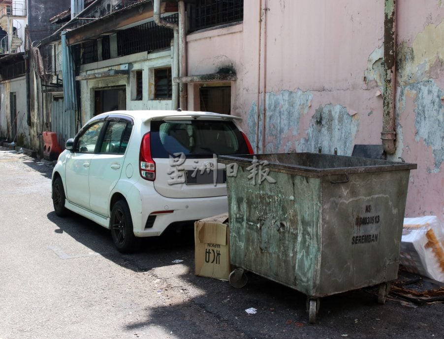 为减少商民乱丢垃圾破坏市容，芙蓉市区300多名商家近期获派新垃圾桶