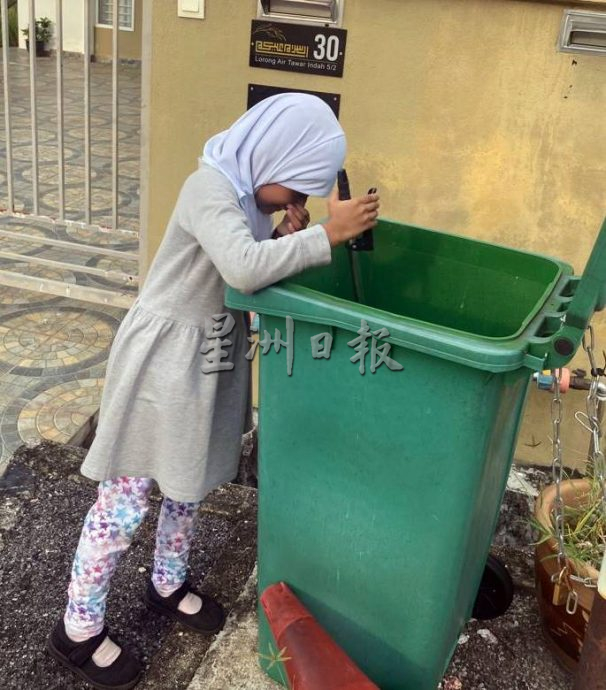  主文///暖势力:巫裔家长带领孩子支持华校资源回收计划。