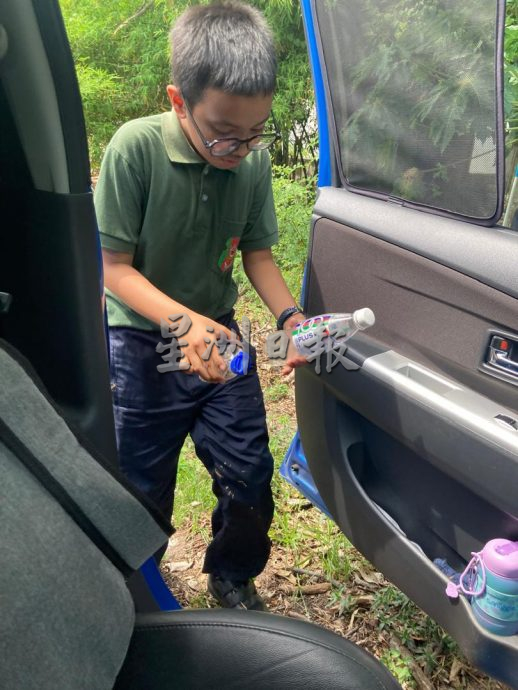  主文///暖势力:巫裔家长带领孩子支持华校资源回收计划。