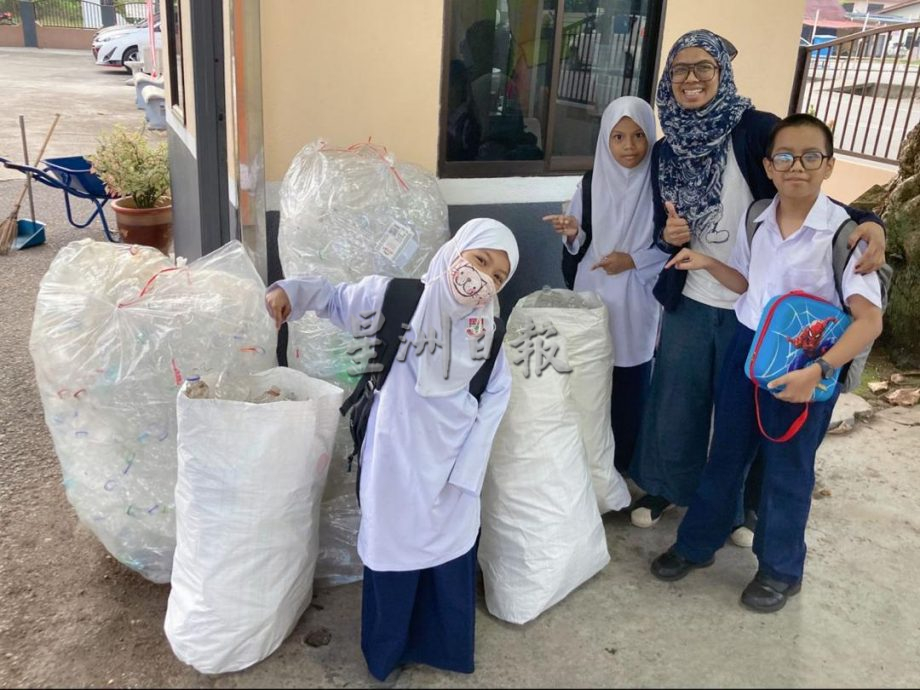  主文///暖势力:巫裔家长带领孩子支持华校资源回收计划。