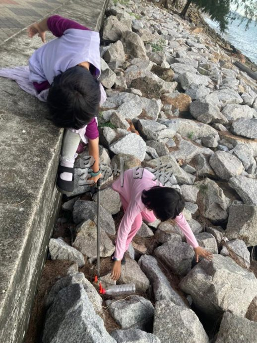  主文///暖势力:巫裔家长带领孩子支持华校资源回收计划。