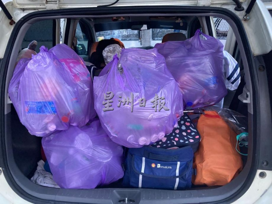  主文///暖势力:巫裔家长带领孩子支持华校资源回收计划。