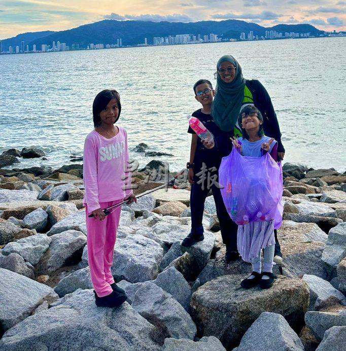  主文///暖势力:巫裔家长带领孩子支持华校资源回收计划。