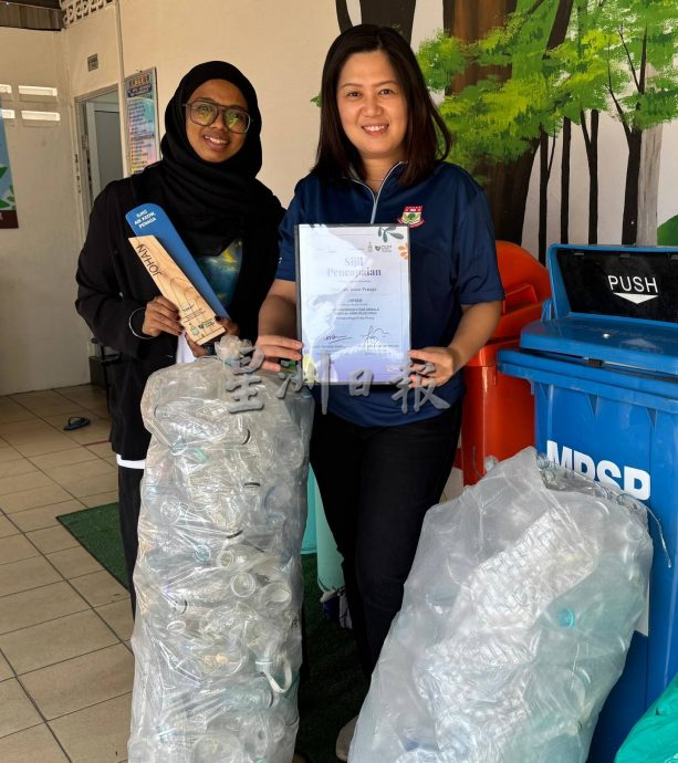  主文///暖势力:巫裔家长带领孩子支持华校资源回收计划。