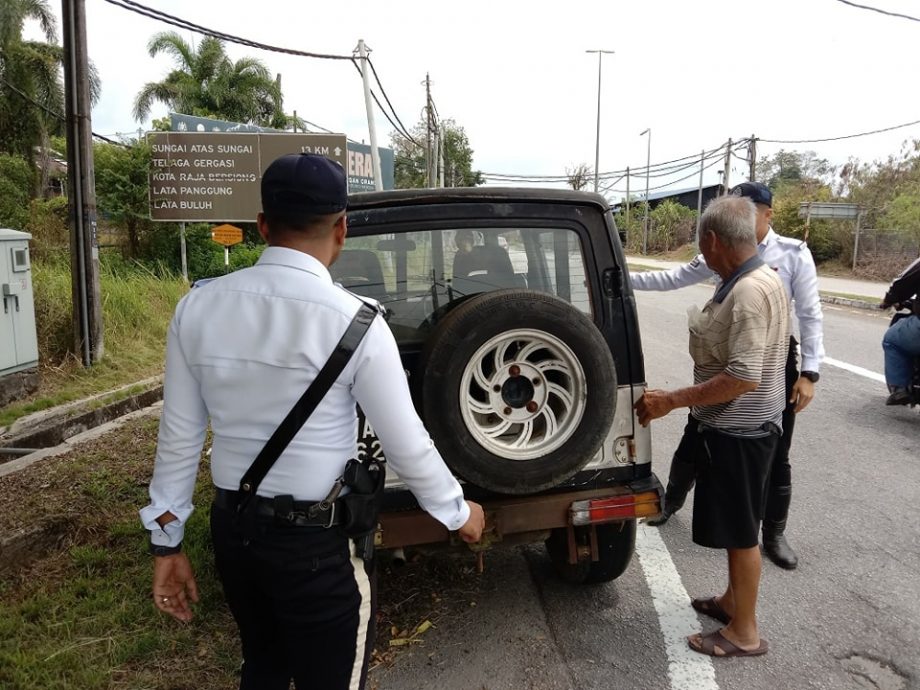 乐龄人士轿车抛锚 交警摩托车骑士伸援解困