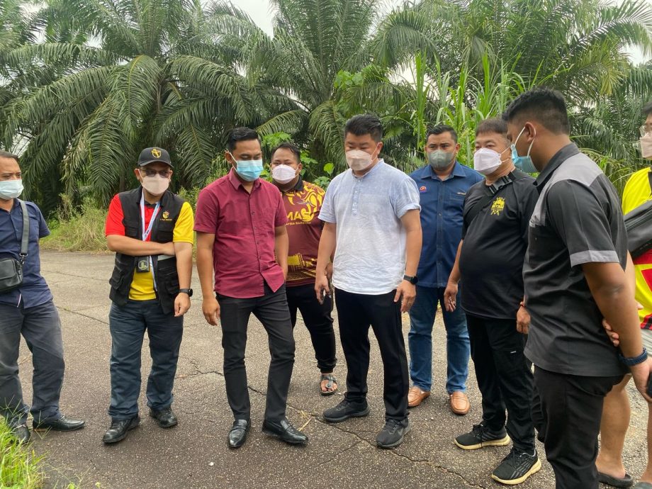 供星洲网:“丹A不让丢,改丢武吉不兰律!”逾百病死猪如垃圾被扔河道 现场恶臭弥漫