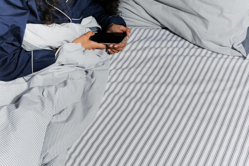 供星洲网:中年男右眼看不见急求医 医生:“睡前一习惯”恐致失明