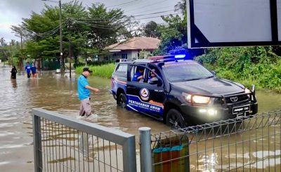 供星洲网:倾盆大雨,波德申海滨路发生闪电水患惨变“水城”