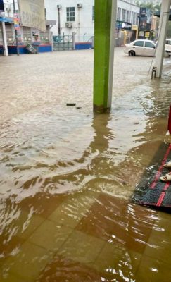 供星洲网:倾盆大雨,波德申海滨路发生闪电水患惨变“水城”
