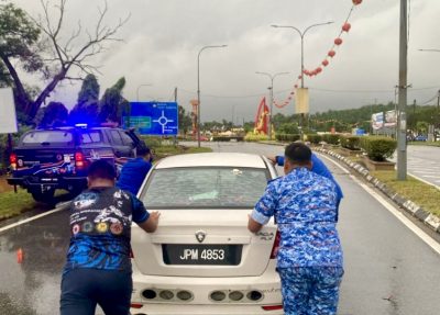 供星洲网:倾盆大雨,波德申海滨路发生闪电水患惨变“水城”