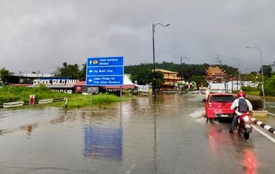供星洲网：倾盆大雨，波德申海滨路发生闪电水患惨变“水城”