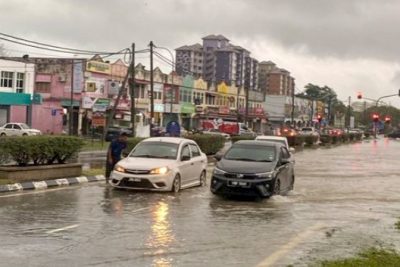 供星洲网：倾盆大雨，波德申海滨路发生闪电水患惨变“水城”