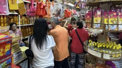 民众提前扫墓 祭品市场需求升温