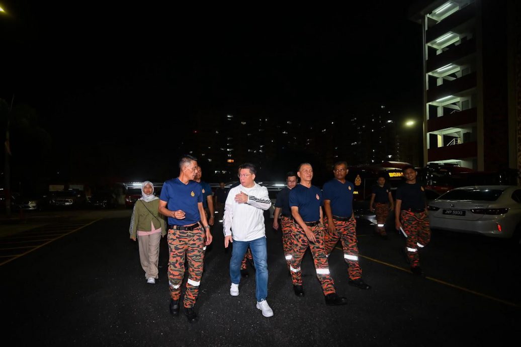 倪可敏大清早亲自拉茶下厨 与消防员共享封斋饭