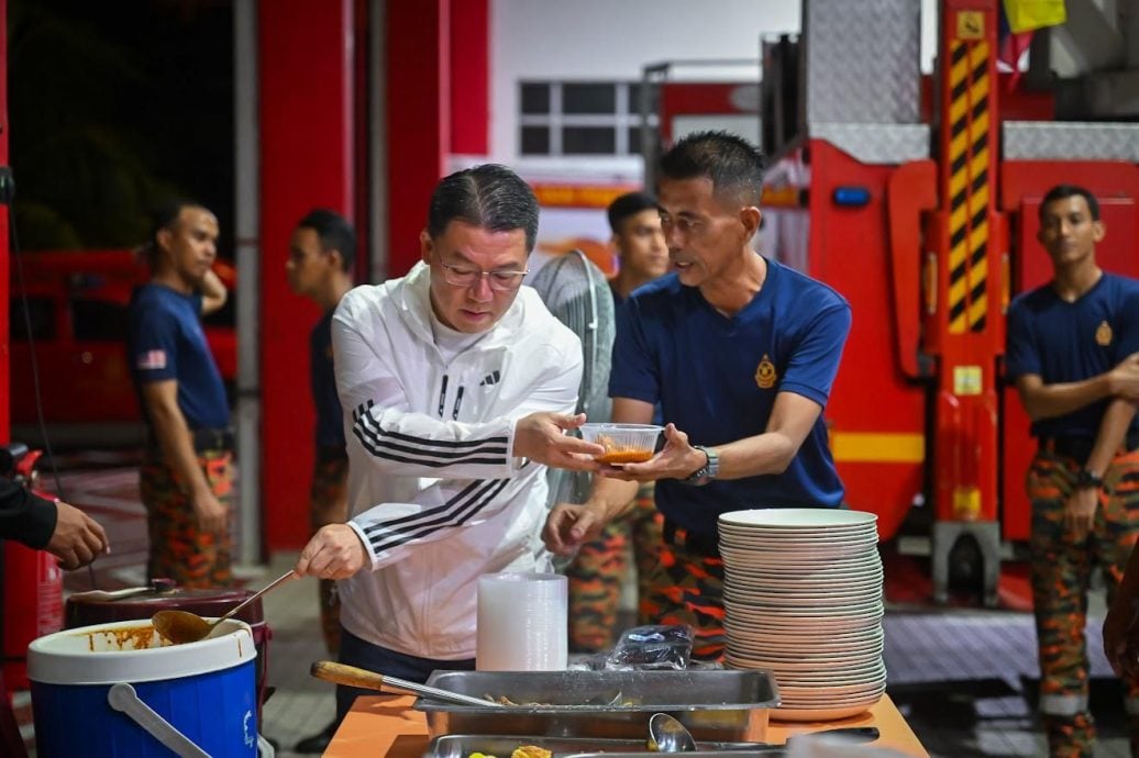 倪可敏大清早亲自拉茶下厨 与消防员共享封斋饭